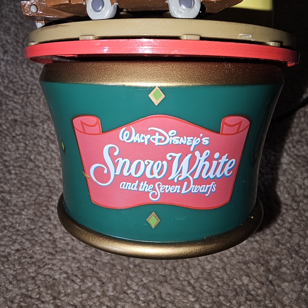 Mr. Christmas Disney's Snow White and the Seven Dwarfs Twirling Table Piece. - Picture 3 of 7